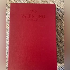 Valentino Garavani 8.5 US (39 EU)